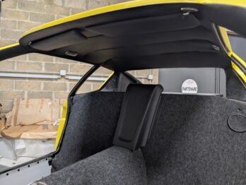 Remplacement du ciel de toit en vinyle, tendu avec des baleines, d'une Ligier JS2 par RC Sellerie RC Sellerie