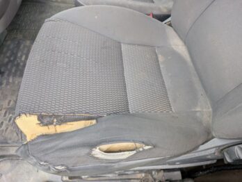 Situation de départ avant travaux : mousse et coiffe tissu HS RC Sellerie