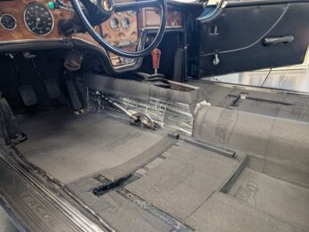 Réalisation d'une isolation phonique et thermique du plancher d'une Facel Vega III par RC Sellerie - 2ème épaisseur RC Sellerie