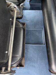 Mise en place d'une moquette épaisse et de surtapis amovibles pour une Facel Vega III par RC Sellerie RC Sellerie