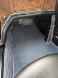 Mise en place d'une moquette épaisse et de surtapis amovibles pour une Facel Vega III par RC Sellerie RC Sellerie