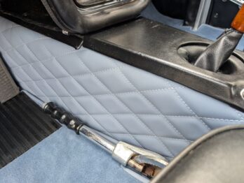 Réalisation d'un habillage de tunnel de boîte en simili-cuir matelassé pour une Facel Vega III par RC Sellerie RC Sellerie