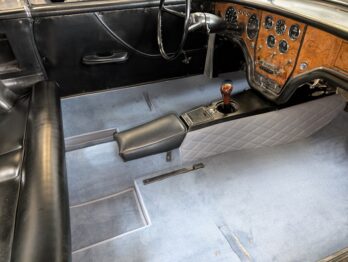Mise en place d'une moquette épaisse pour une Facel Vega III par RC Sellerie RC Sellerie