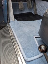 Mise en place d'une moquette épaisse et de surtapis amovibles pour une Facel Vega III par RC Sellerie RC Sellerie