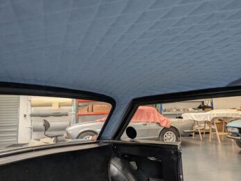 Réalisation du ciel de toit en Alcantara matelassé, collé, pour une Facel Vega III par RC Sellerie. RC Sellerie