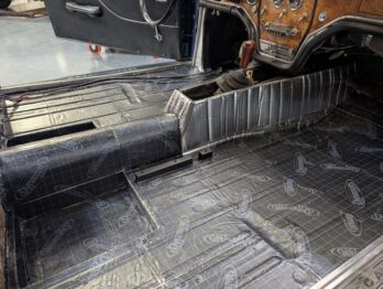 Réalisation d'une isolation phonique et thermique du plancher d'une Facel Vega III par RC Sellerie - 1ère épaisseur RC Sellerie