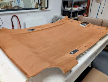 Tissu typé Alcantara encollé sur un ciel de toit d'un BMW X5 E70 par RC Sellerie RC Sellerie