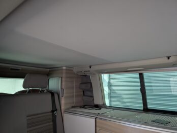 Remplacement du tissu de ciel de toit d'un Combi Volkswagen T5 California par RC Sellerie RC Sellerie