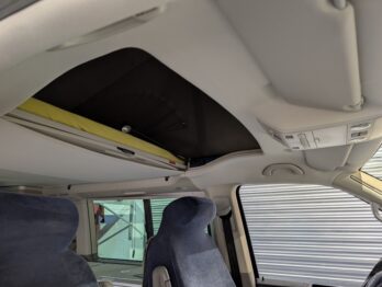 Remplacement du tissu de ciel de toit d'un Combi Volkswagen T5 California par RC Sellerie RC Sellerie