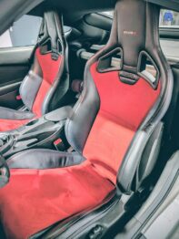 Rénovation du bandeau latéral gauche en cuir du dossier conducteur usé par frottement RC Sellerie