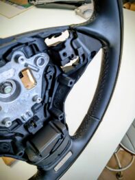 Gainage en cuir d'un volant d'une BMW série 6 - édition spéciale Individual avec cerclage en bois laqué noir par RC Sellerie RC Sellerie