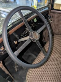 Gainage en cuir du volant d'une Peugeot 201 par RC Sellerie RC Sellerie