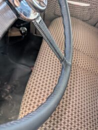 Gainage en cuir du volant d'une Peugeot 201 par RC Sellerie RC Sellerie