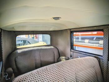 Pose du ciel de toit en coton d'une Peugeot 201 par RC Sellerie RC Sellerie