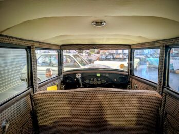 Pose du ciel de toit en coton d'une Peugeot 201 par RC Sellerie RC Sellerie