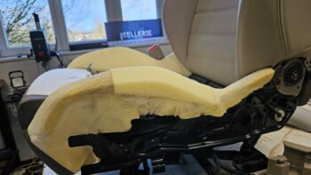Réparation et remplacement du bandeau latéral gauche en mousse de l'assise conducteur par RC Sellerie RC Sellerie