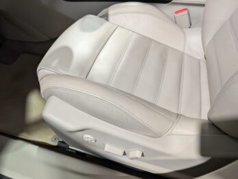 Remplacement du bandeau latéral gauche en cuir greige de l'assise conducteur par RC Sellerie RC Sellerie