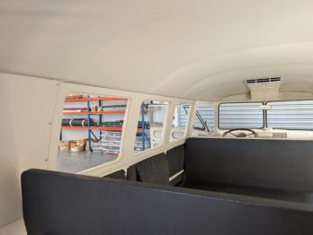 Remplacement du tissu de ciel de toit en vinyle sur Combi Volkswagen T1 par RC Sellerie RC Sellerie