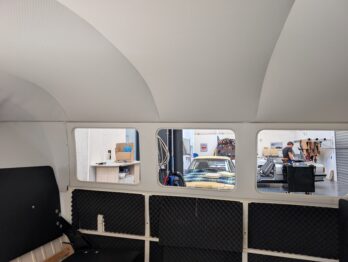 Remplacement du tissu de ciel de toit en vinyle sur Combi Volkswagen T1 par RC Sellerie RC Sellerie