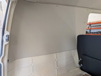 Remplacement du tissu de ciel de toit en vinyle sur Combi Volkswagen T1 par RC Sellerie RC Sellerie