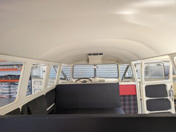 Remplacement du tissu de ciel de toit en vinyle sur Combi Volkswagen T1 par RC Sellerie RC Sellerie