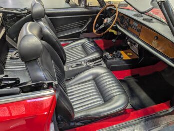 Rénovation des mousses et coiffes de sièges en vinyle d'un Spyder FIAT 124 par RC Sellerie RC Sellerie