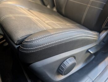 Remplacement du simili-cuir du bandeau d'assise gauche pour un siège conducteur de Mercedes GLA par RC Sellerie RC Sellerie
