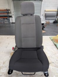 Remplacement de la mousse et réalisation d'une coiffe en tissu pour l'assise de ce siège Nissan Cabstar par RC Sellerie RC Sellerie