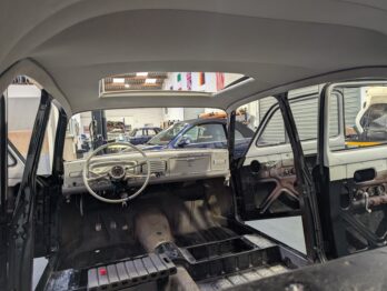 Rénovation du ciel de toit et des ébénisteries latérales d'une Peugeot 403 par RC Sellerie RC Sellerie