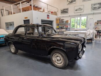 Rénovation du ciel de toit d'une Peugeot 403 par RC Sellerie RC Sellerie