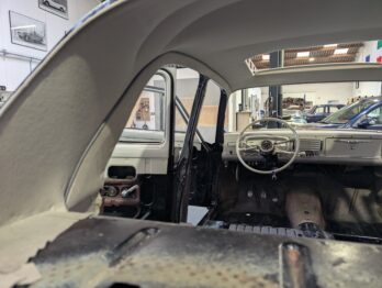 Rénovation du ciel de toit et des ébénisteries latérales d'une Peugeot 403 par RC Sellerie RC Sellerie