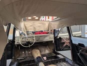 Remplacement du ciel de toit d'une Peugeot 403 par RC Sellerie RC Sellerie