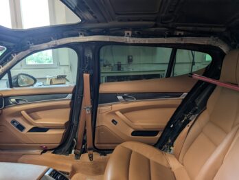 Dépose du support de ciel de toit après retrait de toutes les ébénisteries latérales sur Porsche Panamera par RC Sellerie RC Sellerie