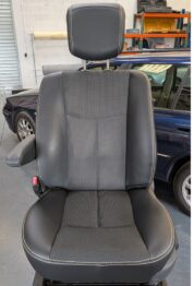 Rénovation de la mousse et remplacement du vinyle des bandeaux latéraux sur Renault Esopace IV par RC Sellerie RC Sellerie