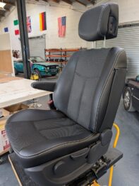 Rénovation de la mousse et remplacement du vinyle des bandeaux latéraux sur Renault Esopace IV par RC Sellerie RC Sellerie