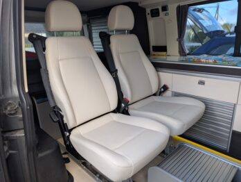 Remplacement du vinyle des coiffes de siège par un matériau haut de gamme et résistant par RC Sellerie du Combi VW T6 RC Sellerie
