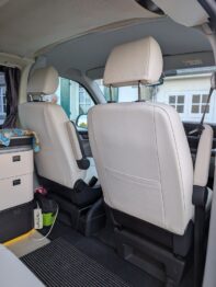 Remplacement du vinyle des coiffes de siège par un matériau haut de gamme et résistant par RC Sellerie du Combi VW T6 RC Sellerie